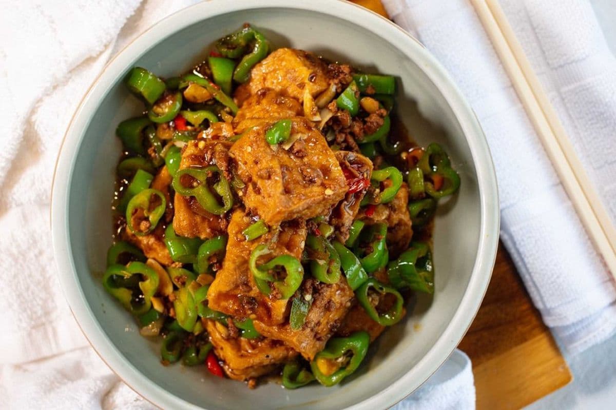 Braised Shanghai Tofu with Green Pepper 青椒油焖豆腐