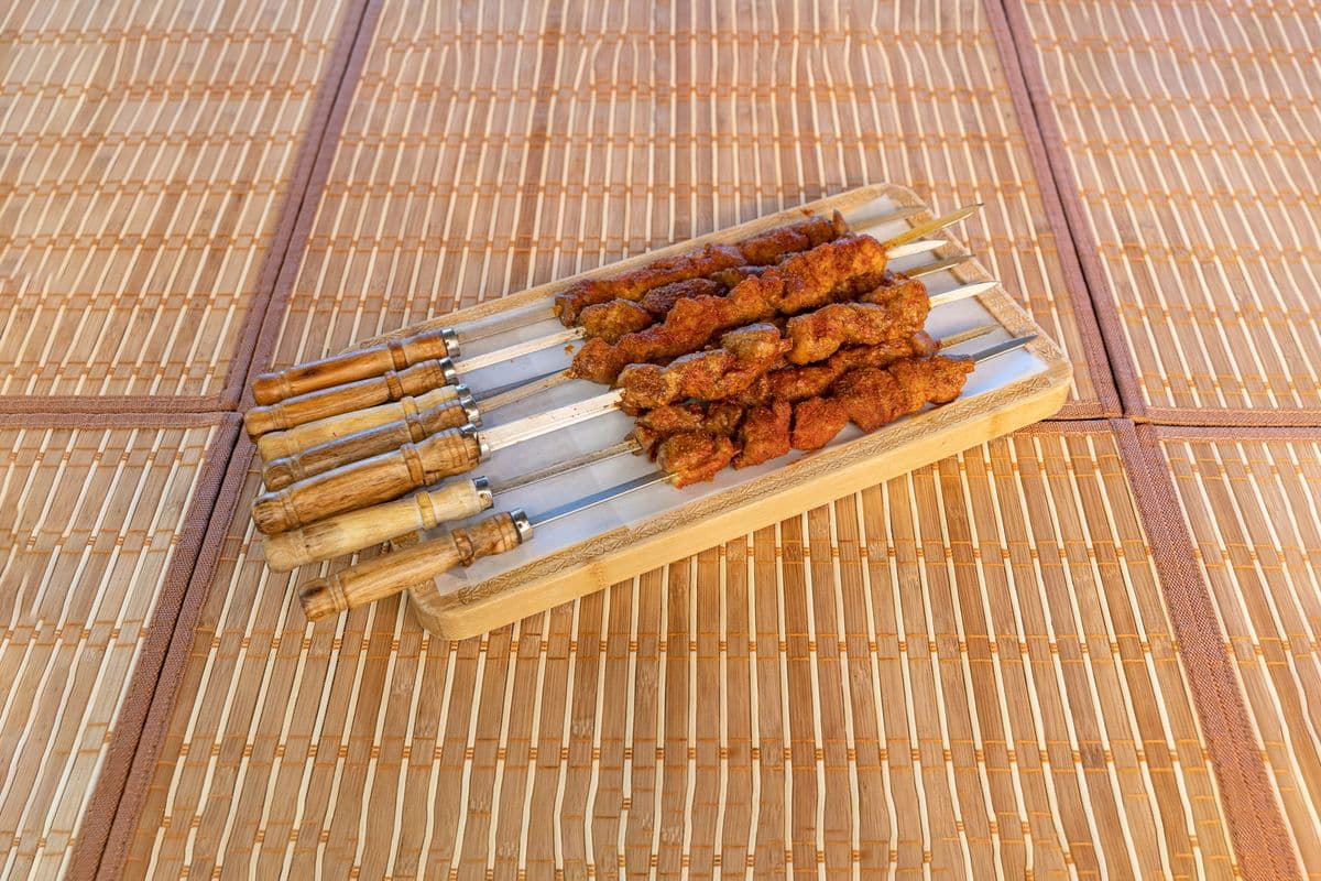 B02. BBQ Beef Kabob (2 skewers) 烤牛肉串(2串)