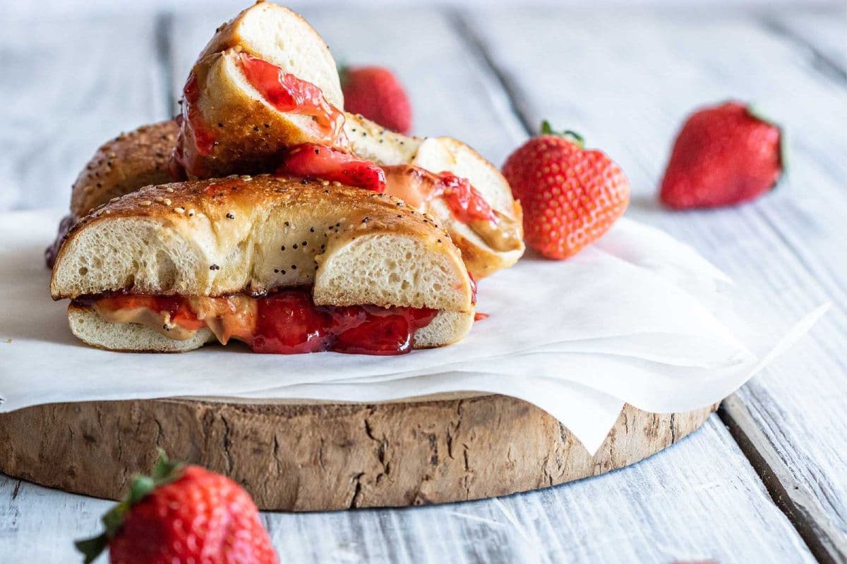 Bagel beurre d'arachide et confiture / Peanut Butter and Jam Bagel