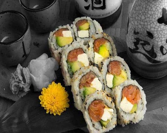Salmon Avocado and Cheese Roll (8 pcs)