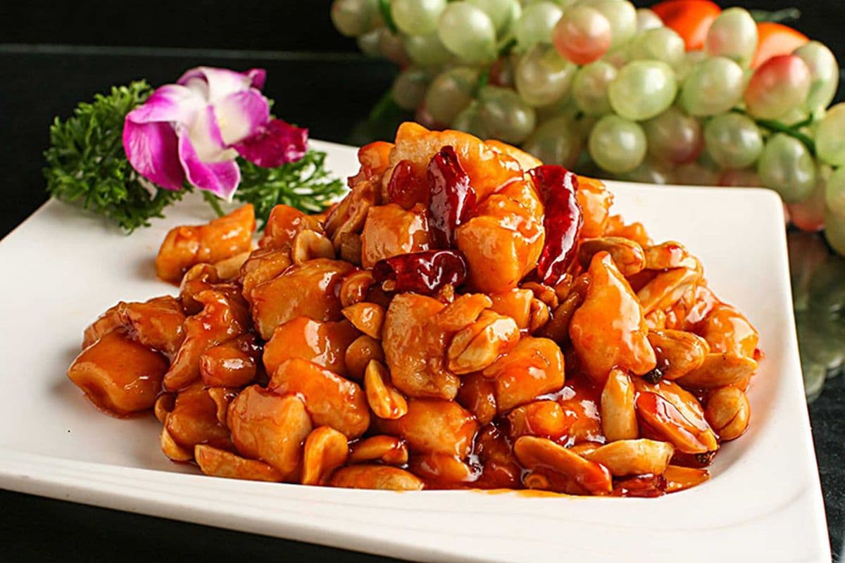 2. Kung Pao Chicken (宫保鸡丁)