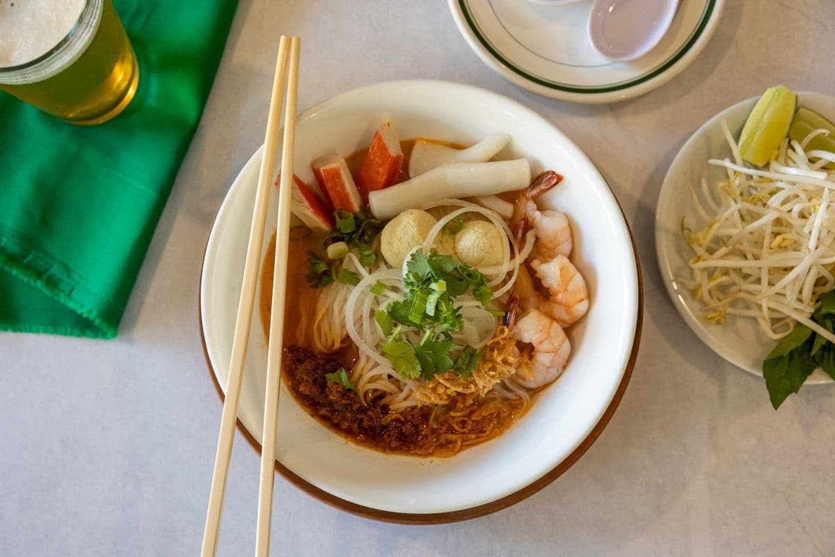 S2. Hot-and-Sour Seafood Noodle Soup - Pho Do Bien Chua Cay