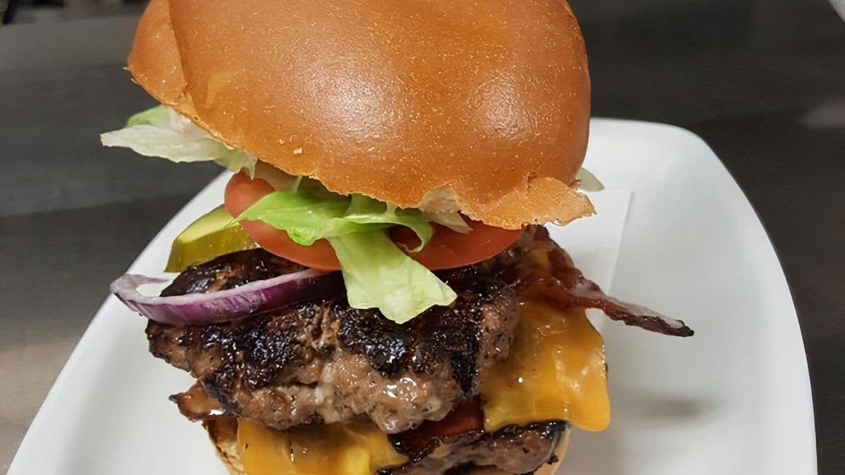 The Classic Burger (6 Oz.)
