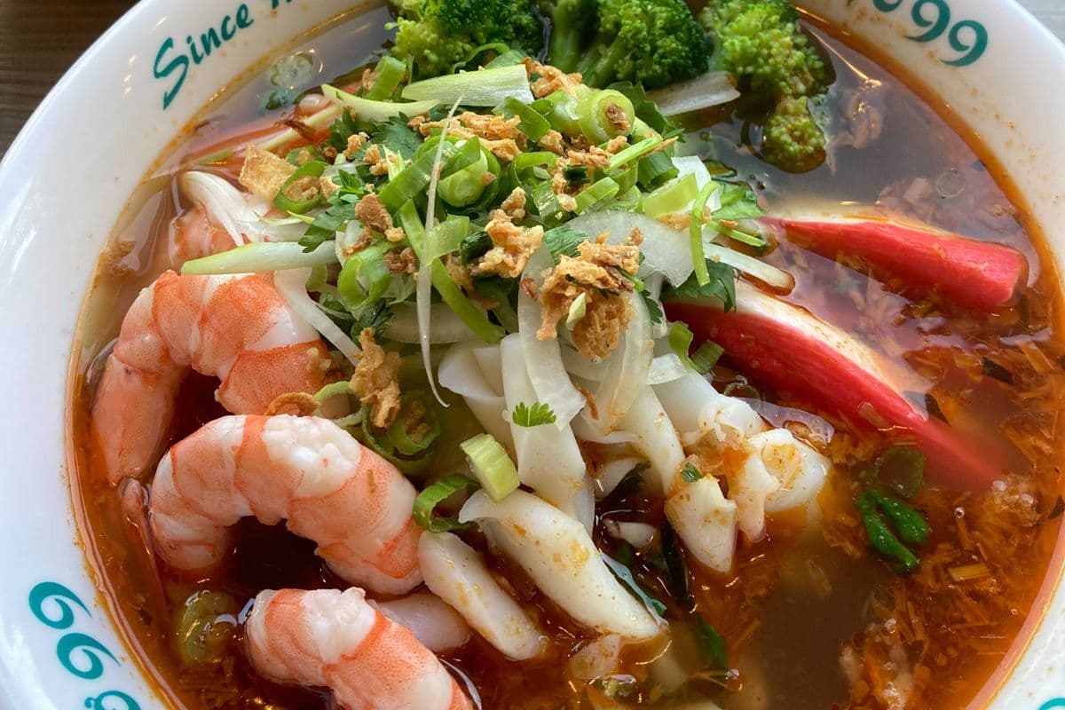 21. HOT & SOUR SEAFOOD PHO