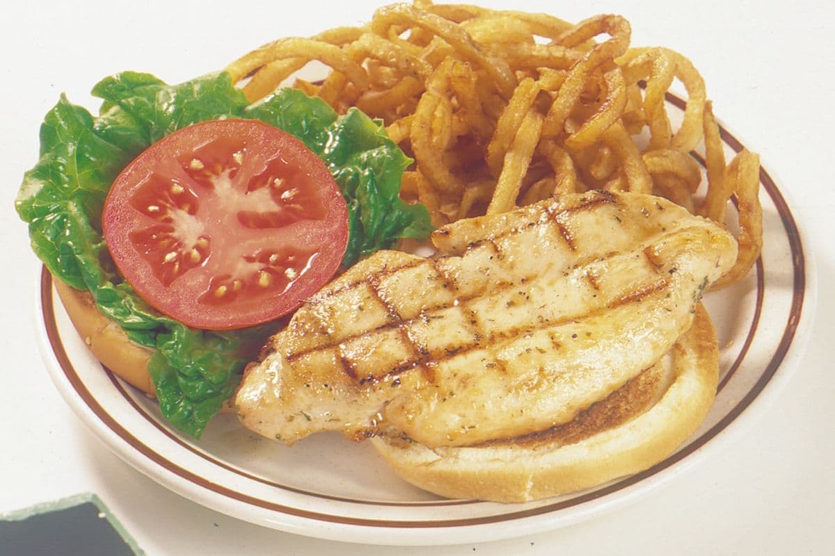 Filet de poitrine de poulet grillé au charbon / Char-Grilled Chicken Breast