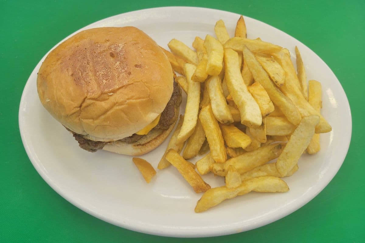 Cheeseburger with Chips and Pop