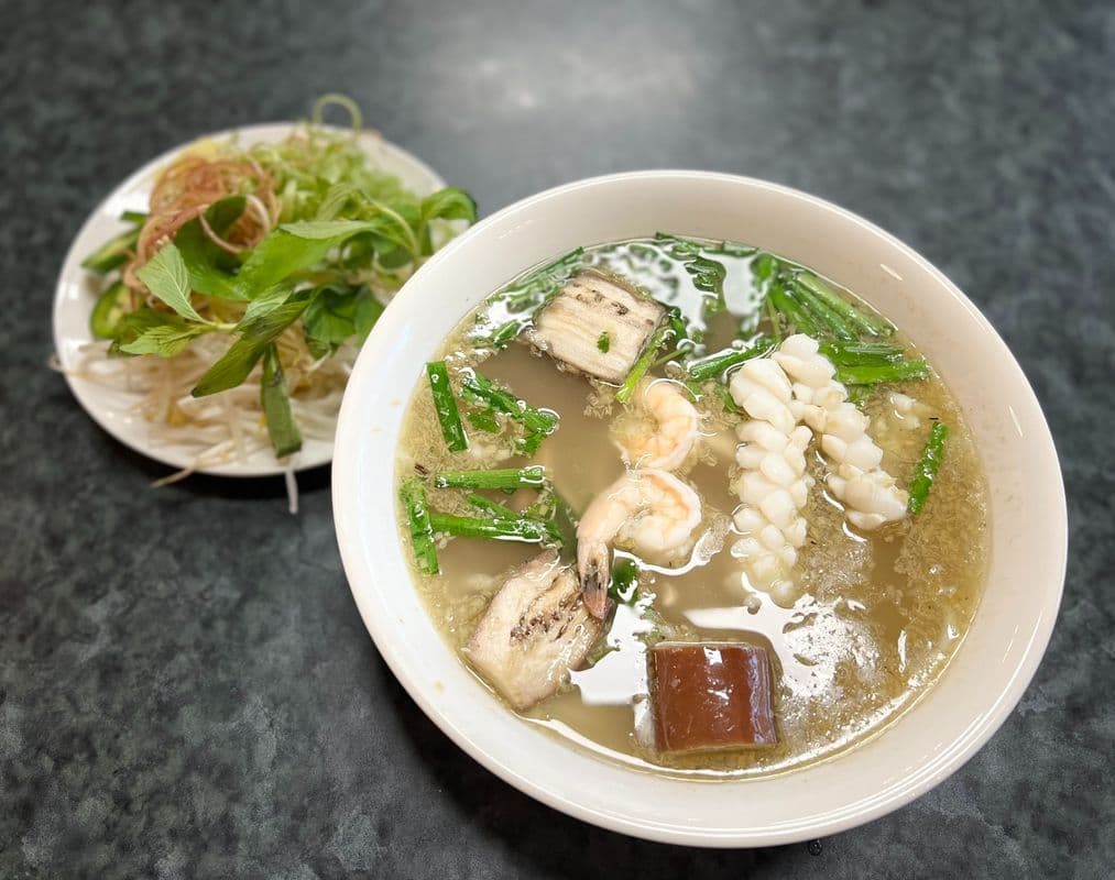 27. Bún Mám