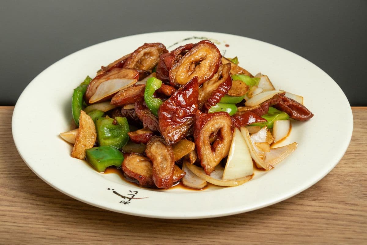 Sauteed Pork Intestines with Hot Pepper (菜)火爆肥肠