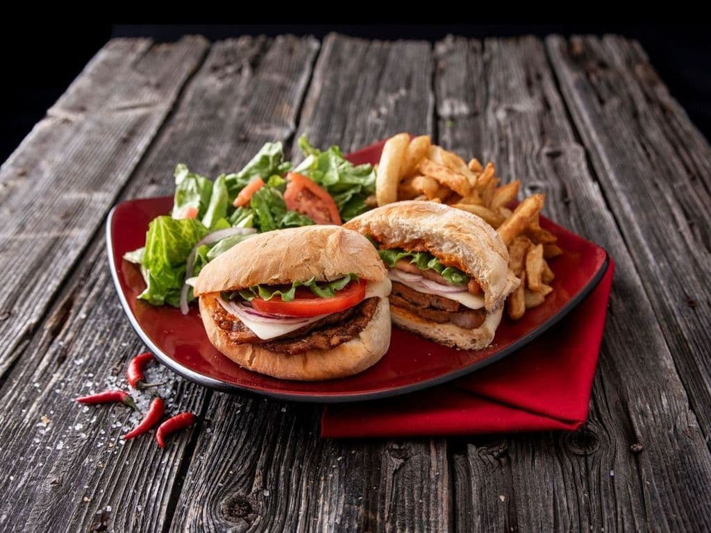Assiette Sandwich Deluxe Bifana (porc) / Deluxe Bifana Sandwich Plate