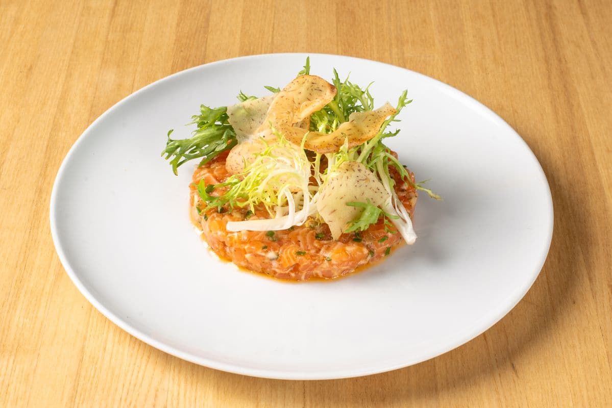 Tartare de saumon / Salmon tartar (4 onces)
