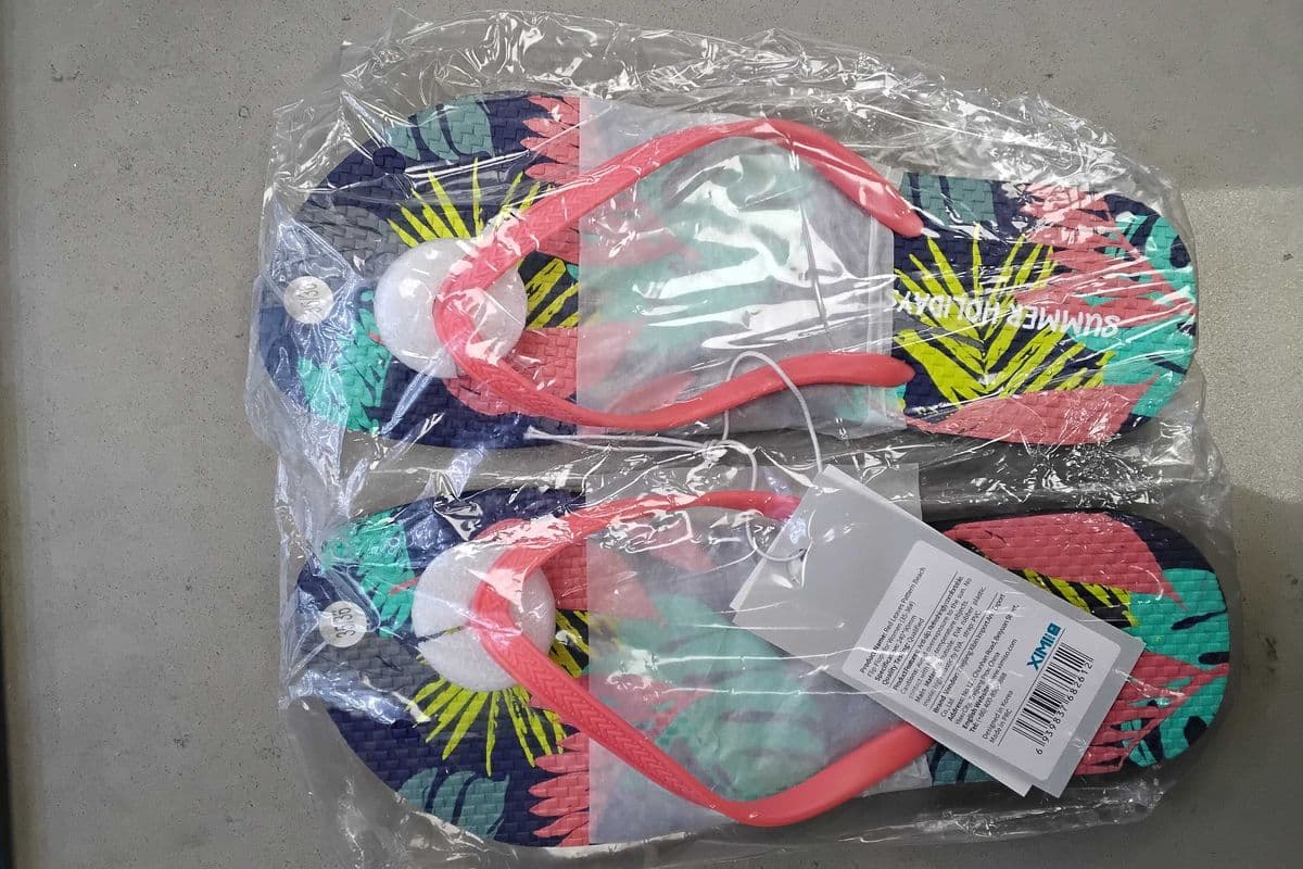 Red leaves pattern beach flip-flops women