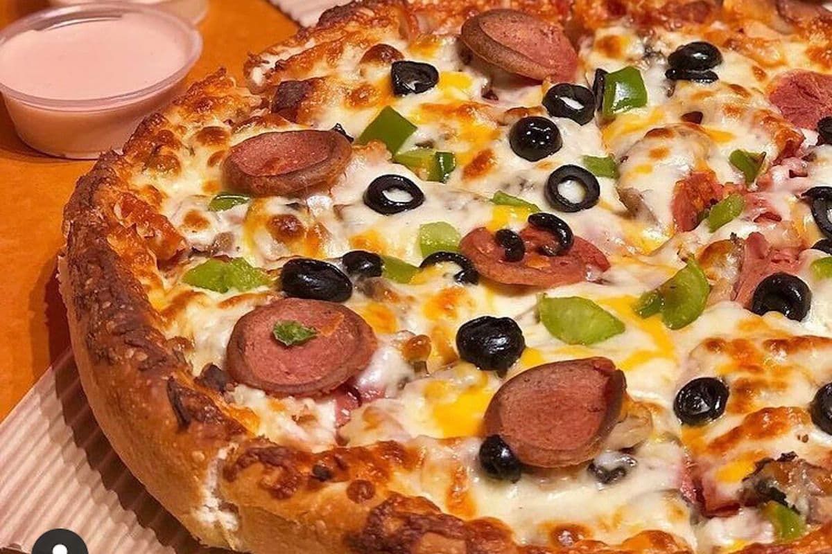 6. Medium Supreme Chicken Pizza (Makhsoos Vije)