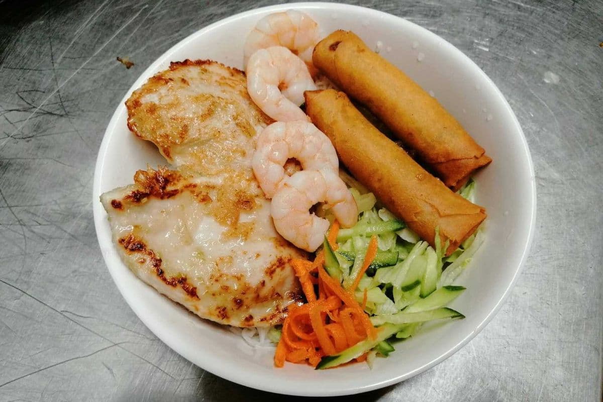 Vermicelli with Lemon Grass Chicken, Stir fried prawns and Spring Rolls