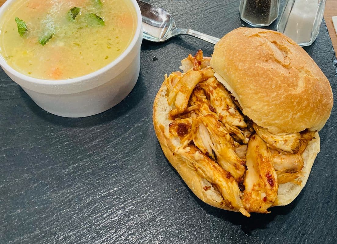 Sandwich au poulet avec soupe du jour
