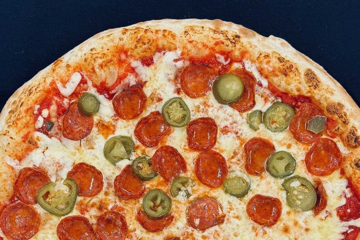 Pizza Pepperoni et Jalapeños Large / Large pepperoni and Jalapeños Pizza