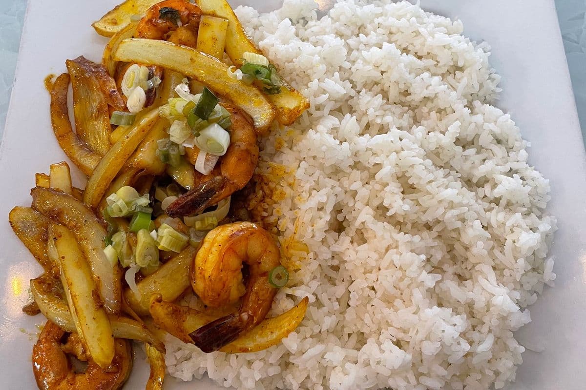 46c. Stir Fried Shrimp, Onion, and Curry or Satay Fresh Lemon Grass on Steamed Rice