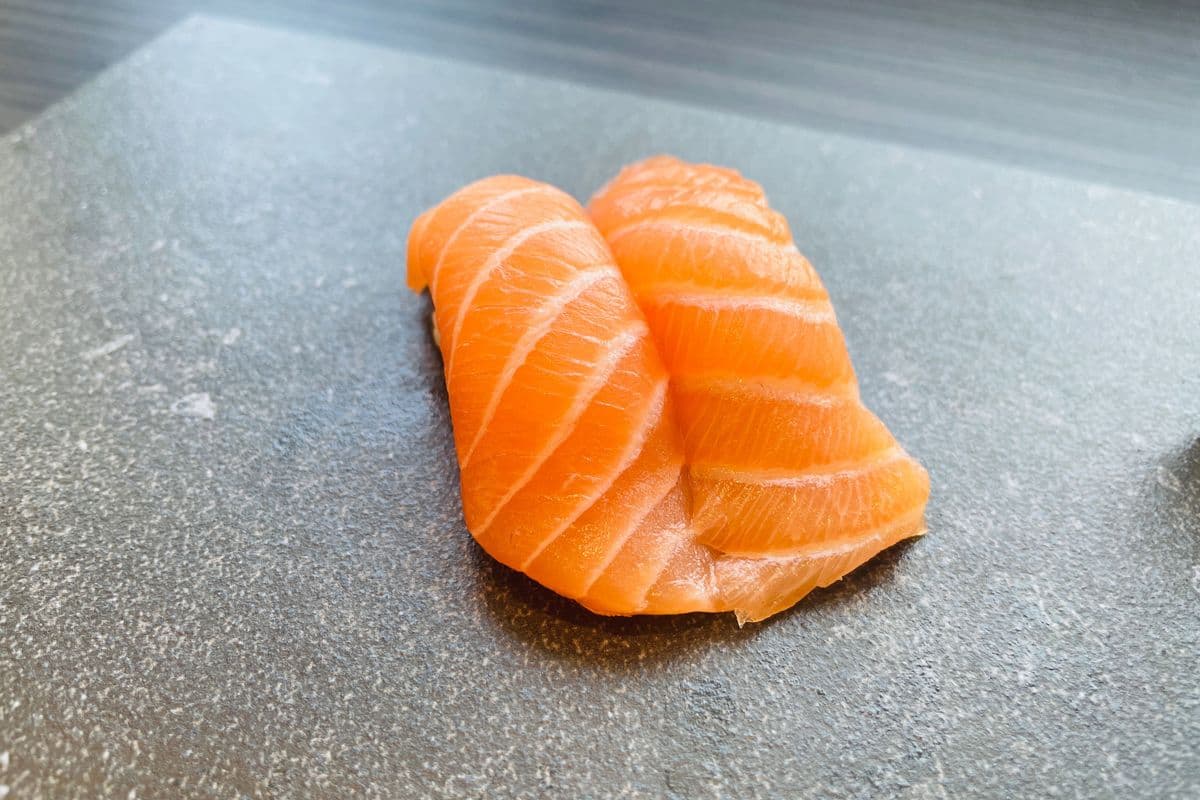 Salmon Sushi (2 pcs)