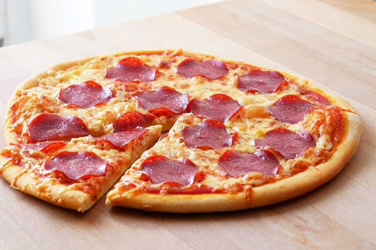 15" Salami Pizza