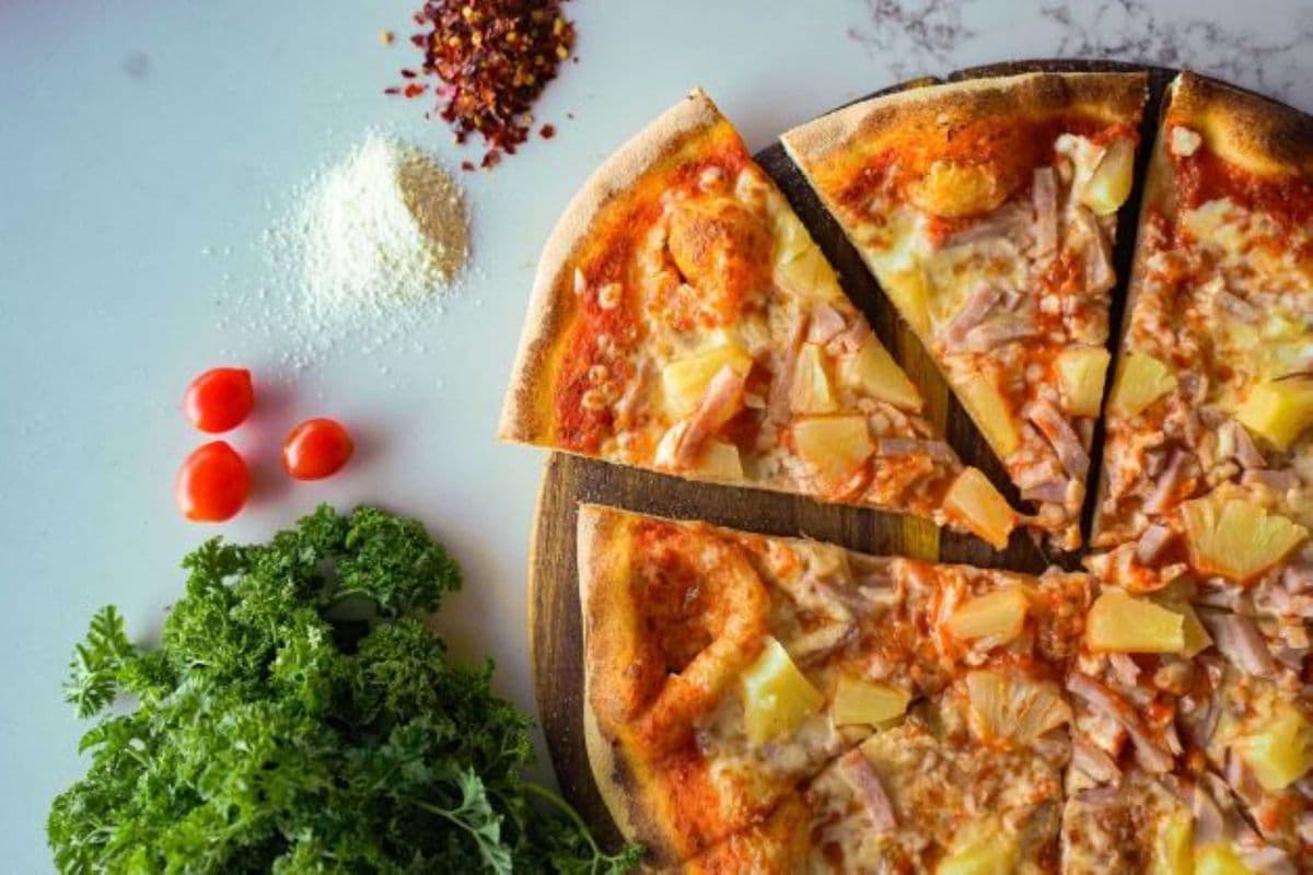 Medium (12") - Hawaiian Pizza