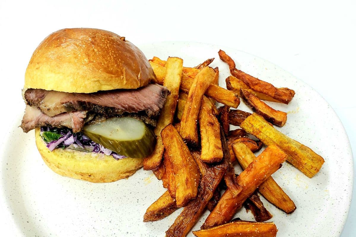 Sandwich au brisket de bœuf / Beef brisket sandwich