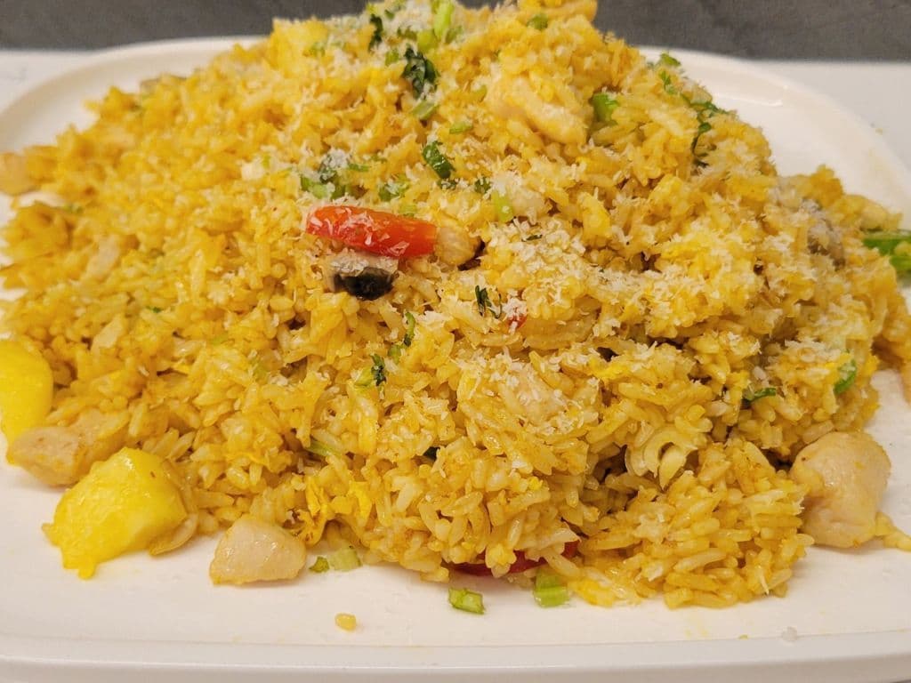 R4 Coconut and Pineapple Chicken Fried Rice 椰香菠蘿雞粒炒飯