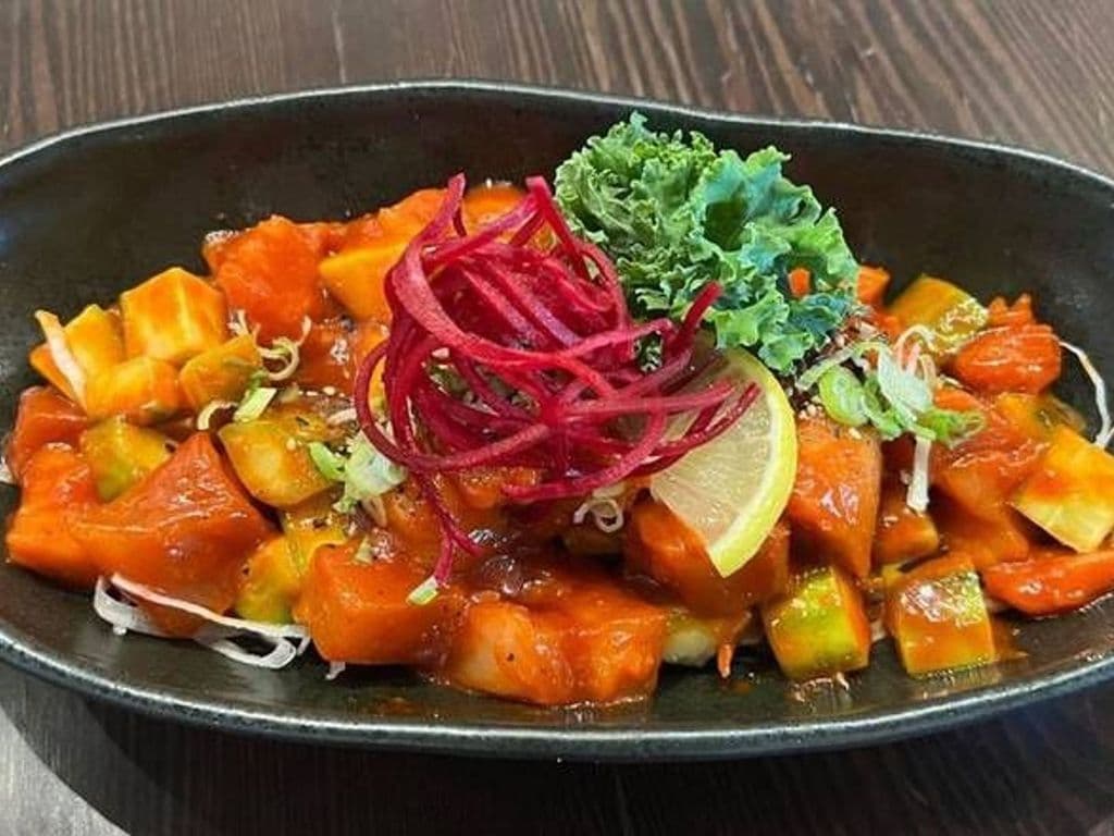 Spicy salmon sashimi