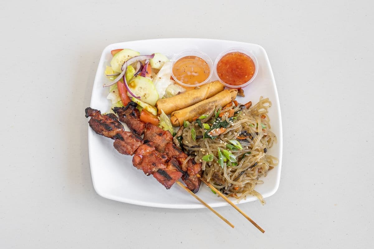 CJ2 - Japchae (Deux BBQ, deux rouleaux et une salade) / Japchae (Two BBQ, two rolls and a salad)