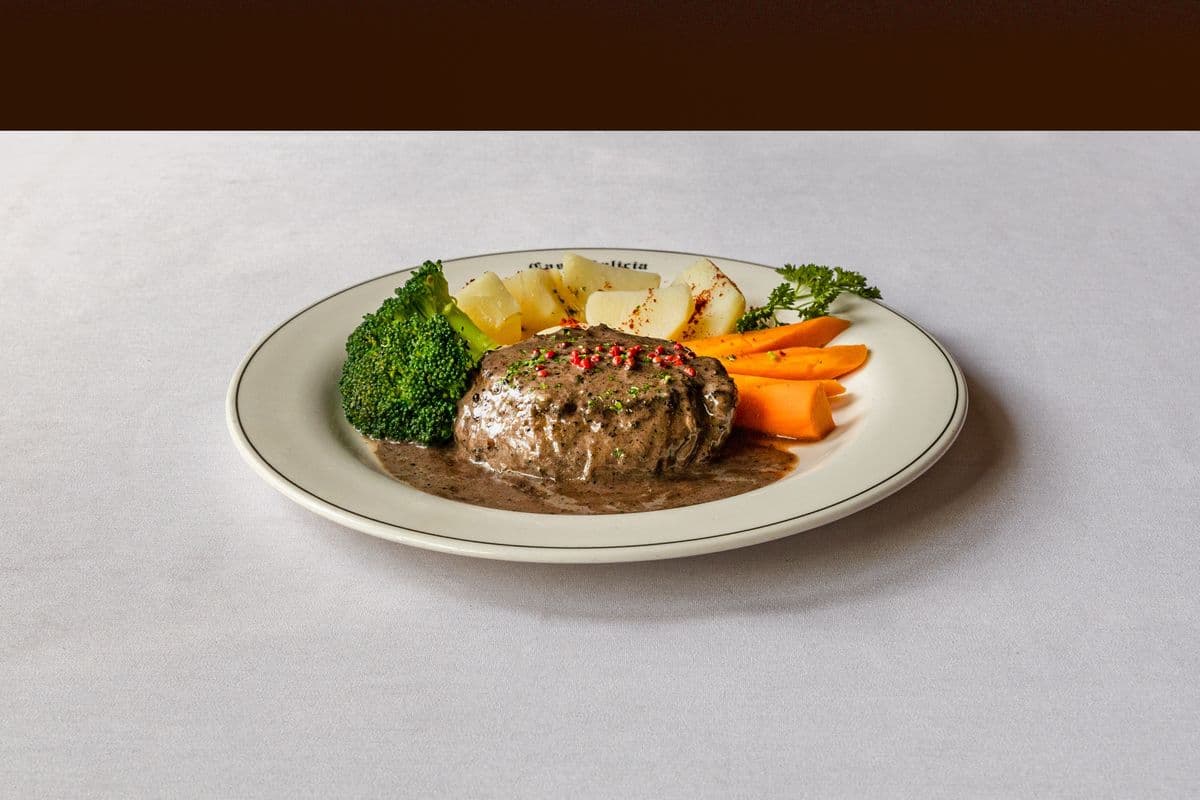 Filet Mignon Grillé Sauce aux Trois Poivre (10 oz) / Filet Mignon Three Peppers Sauce (10 oz)