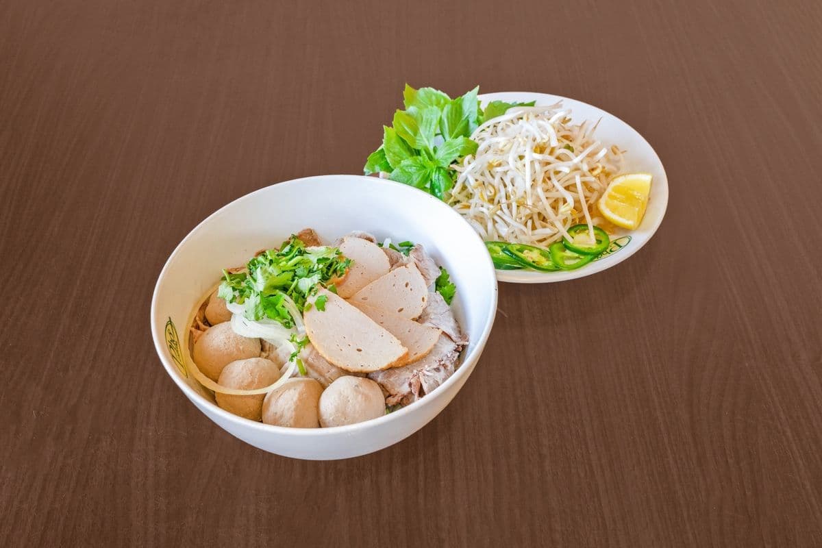 21 Thick Vermicelli With Well Done Flank, Pork Ham, And Chicken Ball