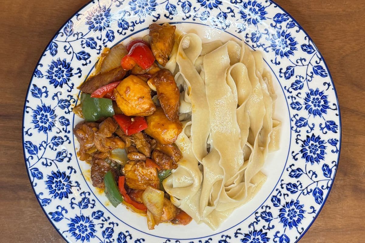 E1 新疆大盘鸡面 Xinjiang big plate chicken noodles 🌶️