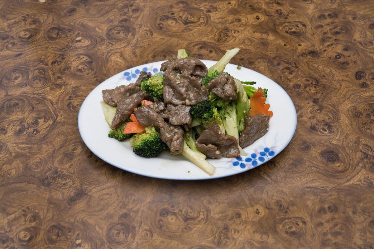 93. Beef and Broccoli in Garlic Sauce 蒜蓉牛肉百加利