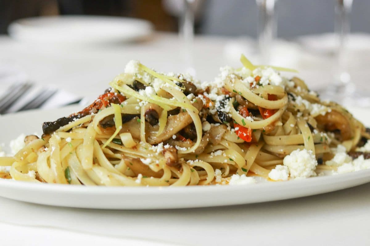 Pâtes tagliatelle ai quatro finghi e formaggio di capr / Tagliatelle Ai Quatro Finghi E Formaggio Di Capr Pasta