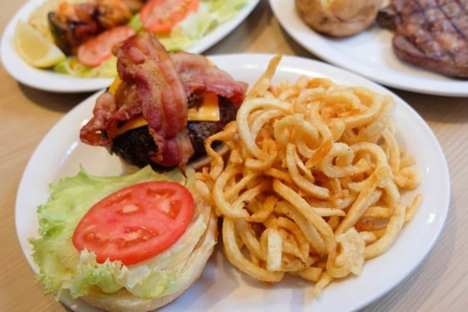 Monsieur Burger Suprême avec frites / Mister Burger Supreme with fries