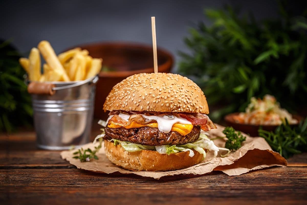 Cheeseburger with fries