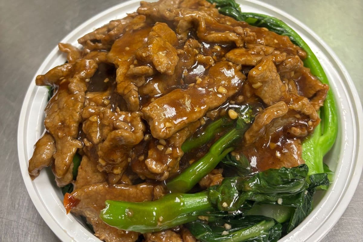 B14 Tender Beef with Chinese Broccoli (Gai Lan). New