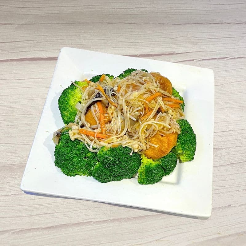 Dried Scallop with Chinese Mushroom & Egg Tofu / 瑤柱北菇扒玉子豆腐