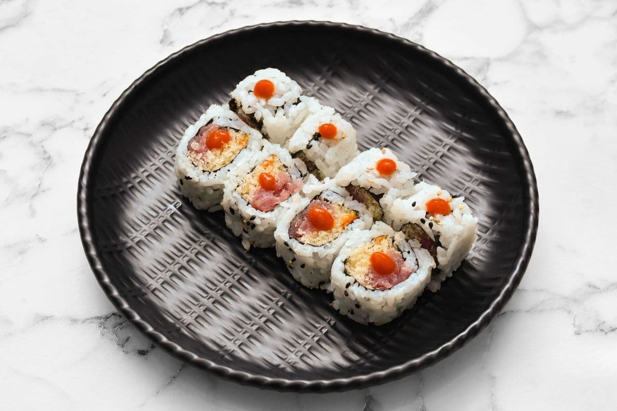 R9. Tuna Bakudan Roll (8 pcs)