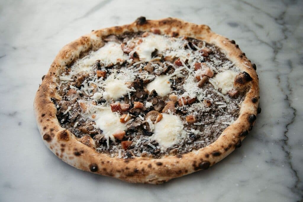 Pizza champignon / Mushroom Pizza