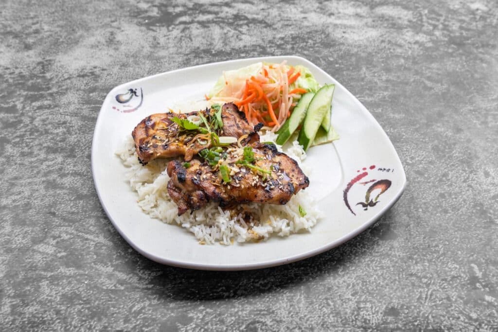 40. Poulet grillé sur riz vapeur / Grilled Chicken on Steamed Rice