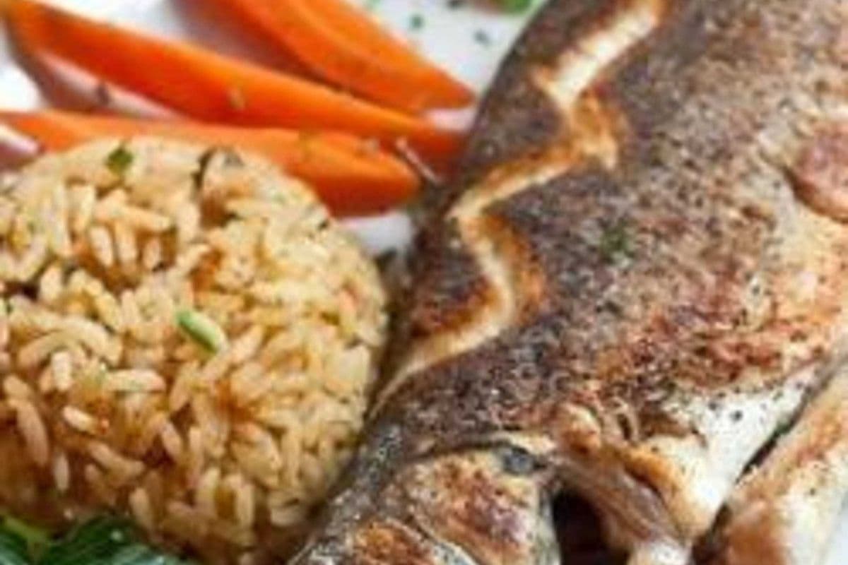 Combo D - Dorade Méditerranéenne Grillée (1 Entrée & 1 Dessert) / Combo D - Grilled Mediterranean Seabass (1 Appetizer & 1 Dessert)