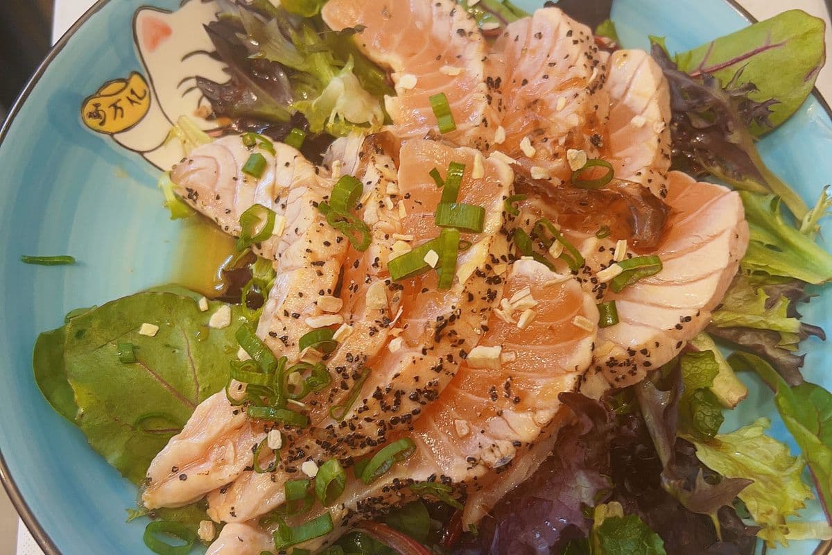 8pcs salmon tataki (8片三文鱼炙烧)