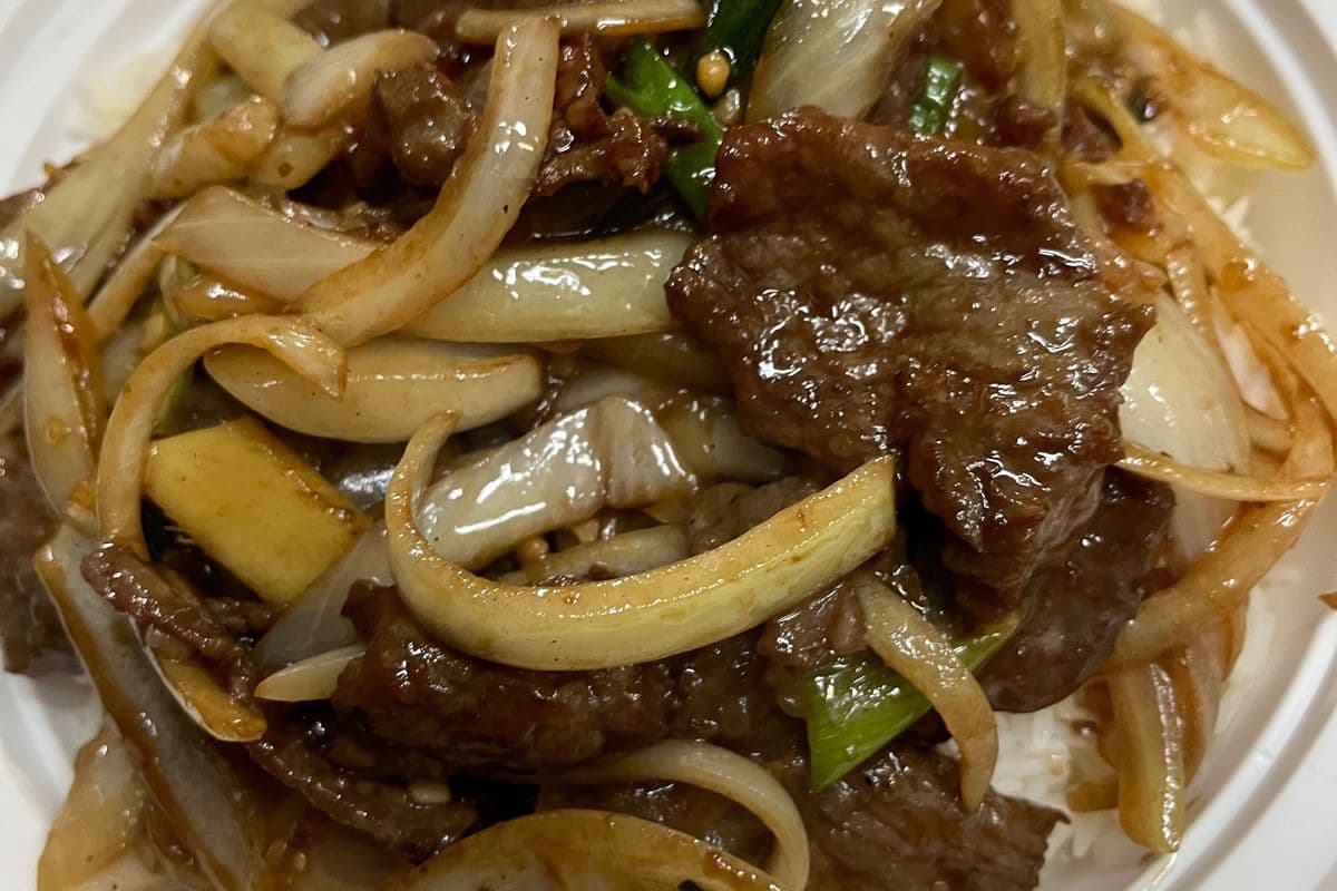 Beef with Ginger and Onions on Rice葱爆牛肉饭