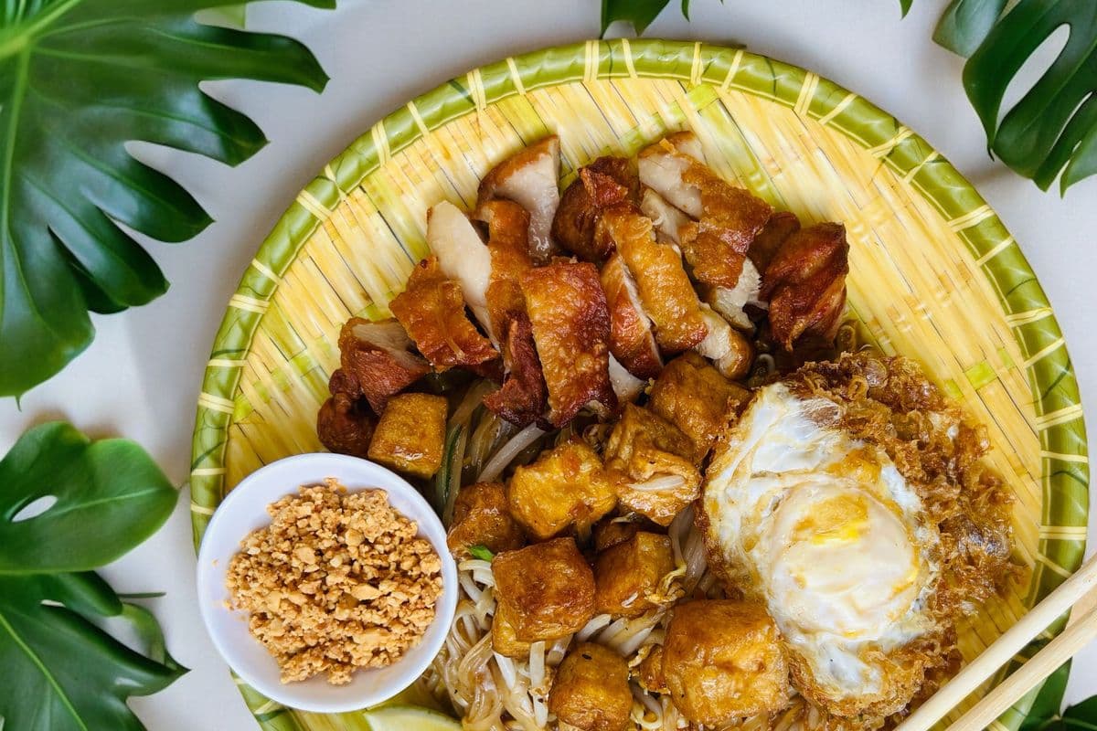 Pad Thai Kai Tod Had Yai (ผัดไทยไก่ทอดหาดใหญ่)