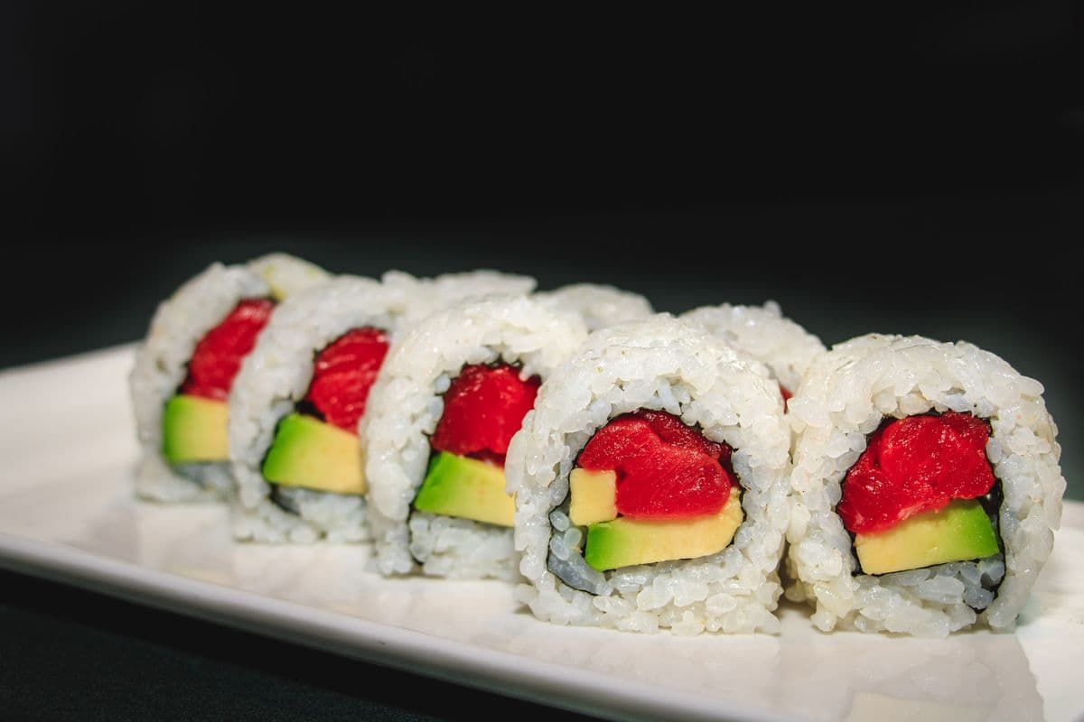 Salmon Avocado Roll (8 pcs)