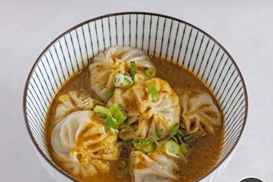 Chicken Gravy Momos (8 pcs)