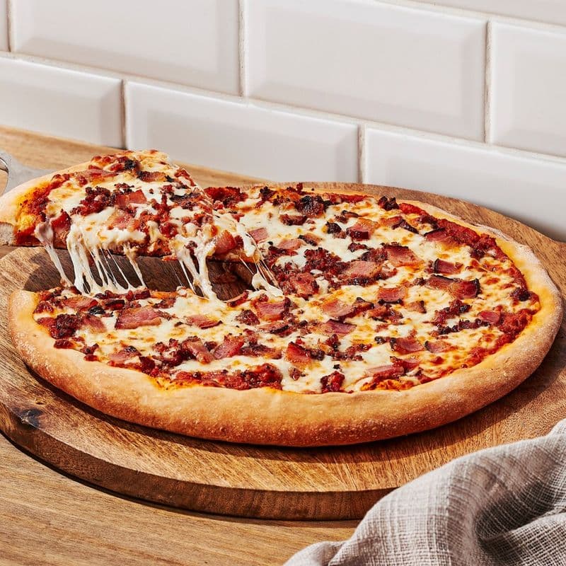 Petite pizza à la viande fumée de porc et bacon fumé artisanal / Small Pork Smoked Meat and Artisanal Smoked Bacon Pizza