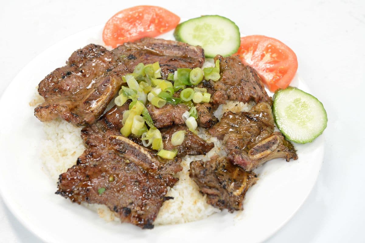 124.(NEW) Grilled beef short ribs with Rice ( Cơm sườn bò nướng)
