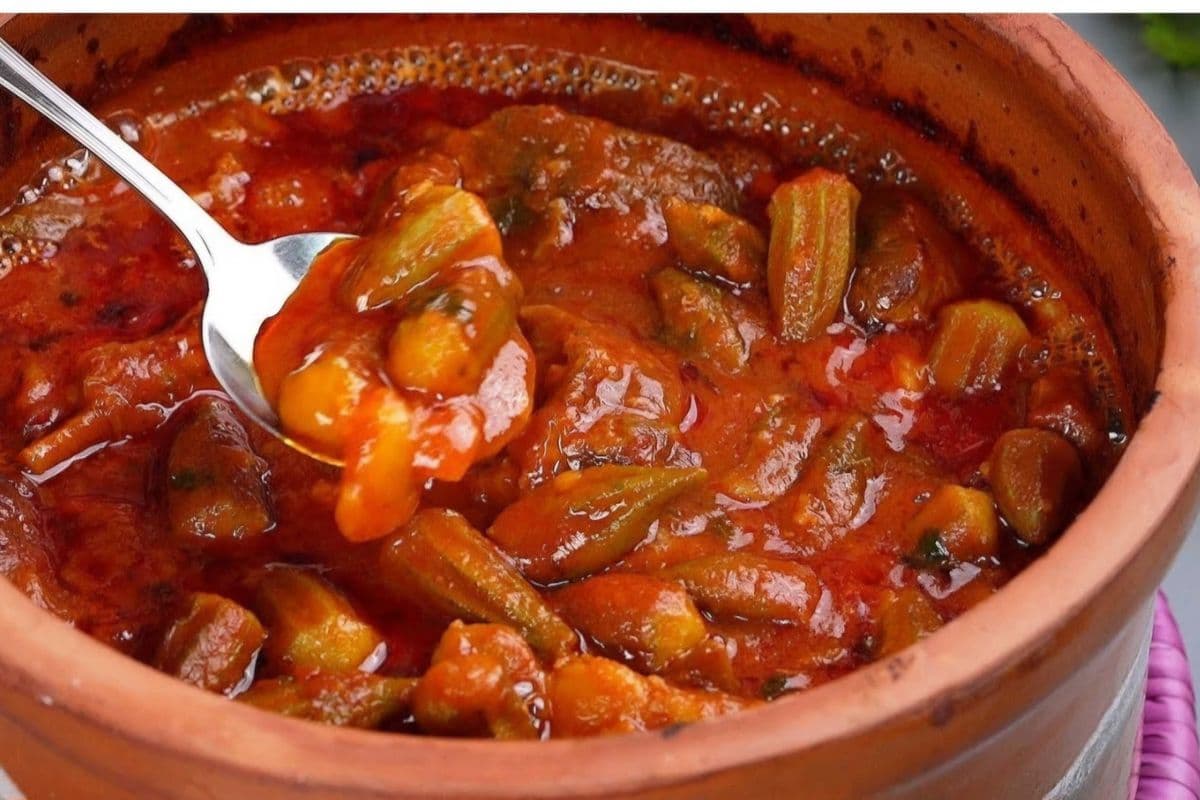 Okra cooked in red sauce & side of rice