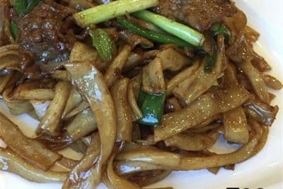 F09. Fried Rice Noodle with Beef and Bean Sprout 干炒牛河