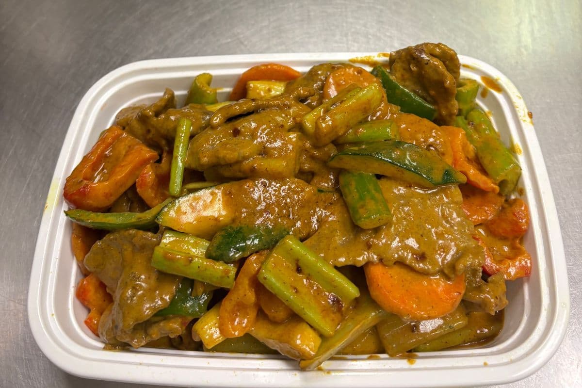 B2. Tender Beef with House Special Curry Sauce